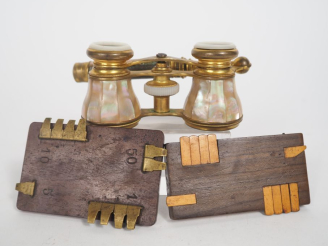 Vente aux enchères Paire de jumelles de théâtre en nacre et laiton doré. (Manques).  On y