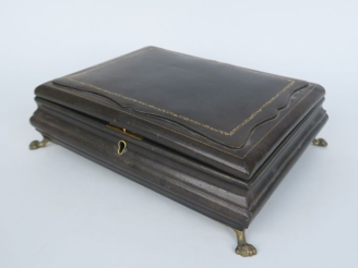 Vente aux enchères Coffret à bijoux gainé de cuir vert, pieds griffes. Dim. 7 x 27,5 x 22