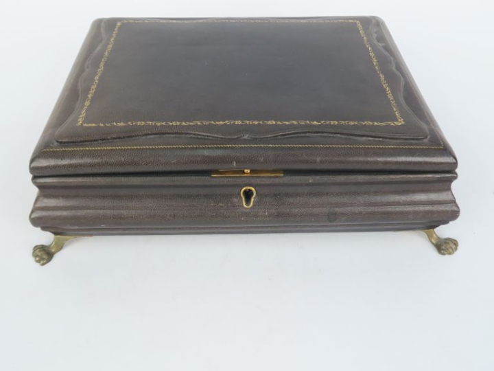 Coffret à bijoux gainé de cuir vert, pieds griffes. Dim. 7 x 27,5 x 22