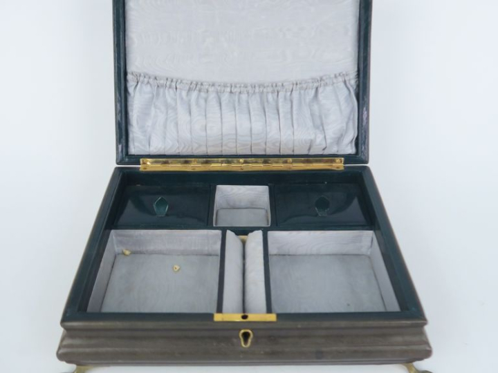 Coffret à bijoux gainé de cuir vert, pieds griffes. Dim. 7 x 27,5 x 22