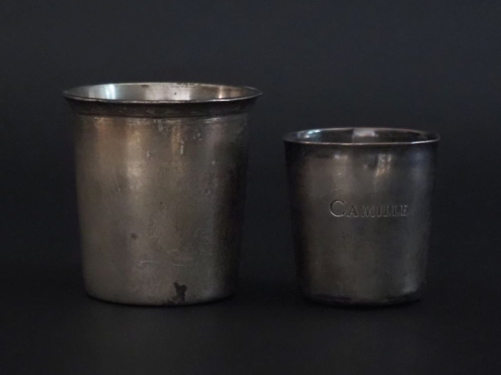 Ensemble comprenant :  - une timbale à fond plat de forme légèrement é