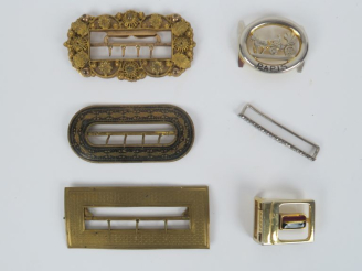 Vente aux enchères 6 différentes boucles de ceinture en métal doré.