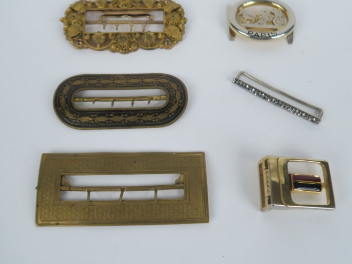 6 différentes boucles de ceinture en métal doré.