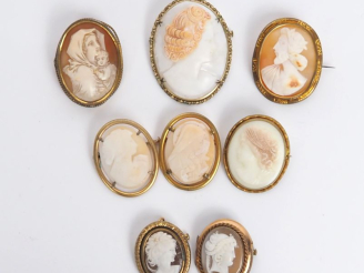 Vente aux enchères 8 camées en coquillage, porcelaine et composition à décor de portrait 