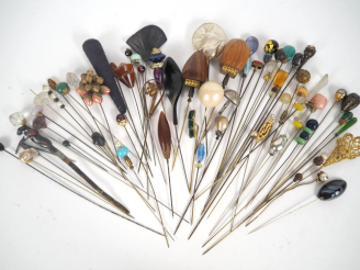 Vente aux enchères Collection d'aiguilles à chapeaux en laiton, nacre, verroterie, émail 