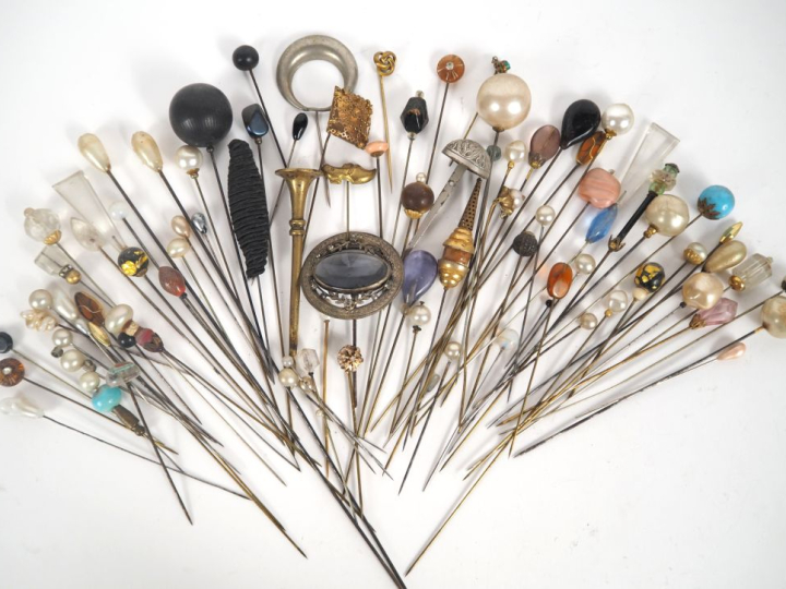Collection d'aiguilles à chapeaux en laiton, nacre, verroterie, émail 