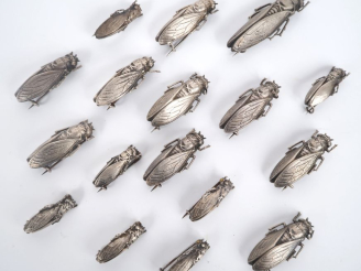 Vente aux enchères 17 broches en métal argenté figurant de cigales. L. 2,5 à 5 cm.