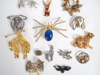 Vente aux enchères 15 différentes broches en métal argenté et verroterie ou imitation de 
