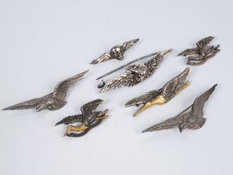Vente aux enchères 7 différentes broches en argent, métal argenté et doré à décor d'aigle