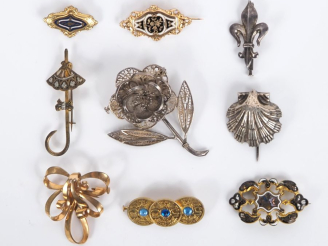Vente aux enchères 9 différentes broches en métal argenté ou doré, émail et verroteries. 