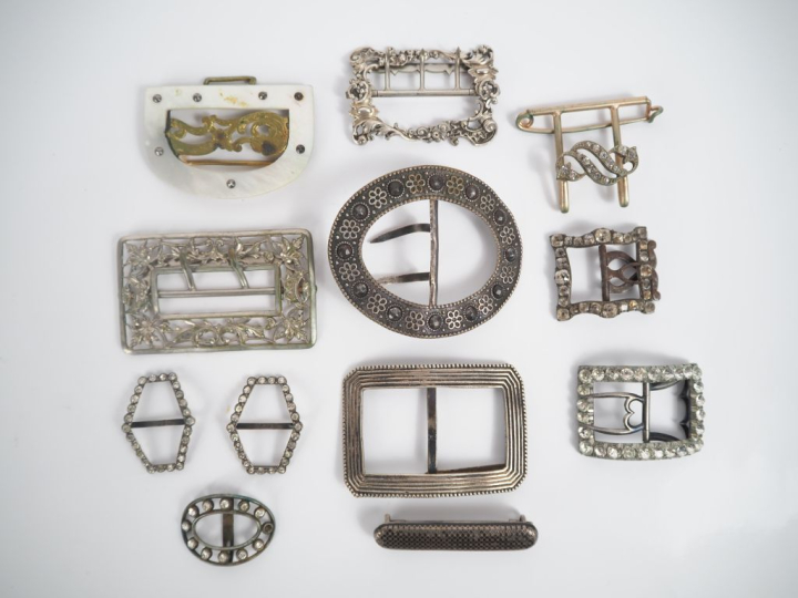 12 différentes boucles de ceintures en métal argenté et imitation de d