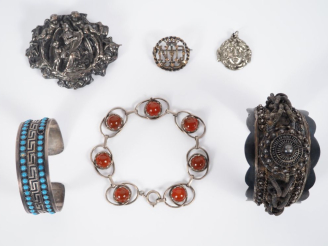 Vente aux enchères 6 différents bijoux Napoléon III en métal argenté, argent, pierres dur