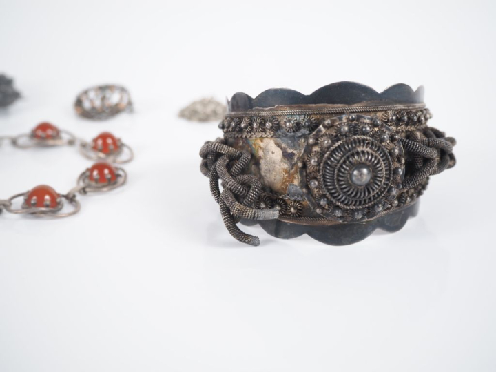 6 différents bijoux Napoléon III en métal argenté, argent, pierres dur