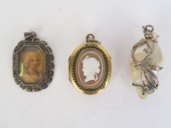 2 pendentifs Napoléon III à décor de jeunes filles de profil. Dim. 3 x
