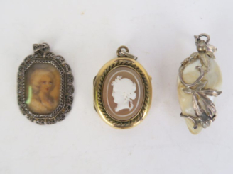 Vente aux enchères 2 pendentifs Napoléon III à décor de jeunes filles de profil. Dim. 3 x