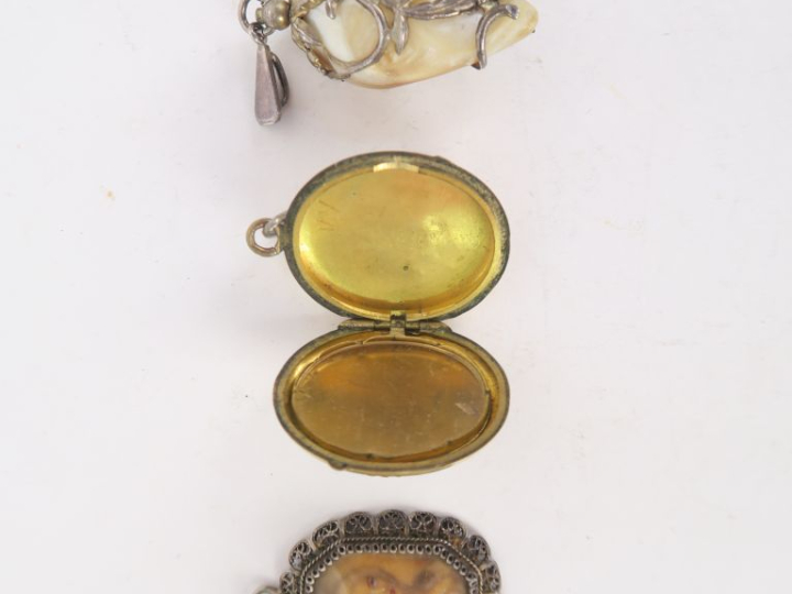 2 pendentifs Napoléon III à décor de jeunes filles de profil. Dim. 3 x