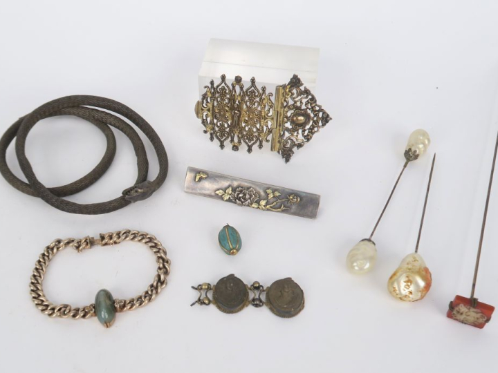 Ensemble de bijoux anciens comprenant :  - Un bracelet en forme de ser