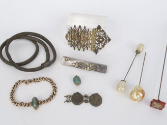 Vente aux enchères Ensemble de bijoux anciens comprenant :  - Un bracelet en forme de ser
