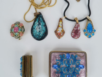 Vente aux enchères Ensemble de 5 différents pendentifs en émaux de Limoges. Signés.  On y