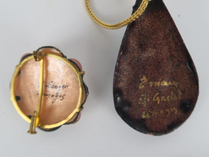 Ensemble de 5 différents pendentifs en émaux de Limoges. Signés.  On y