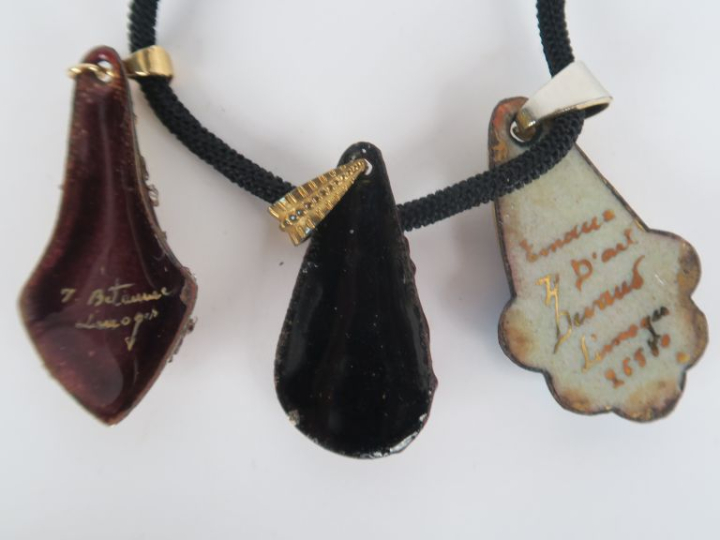 Ensemble de 5 différents pendentifs en émaux de Limoges. Signés.  On y