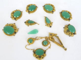Vente aux enchères Eléments de parure en verroterie verte et métal doré.