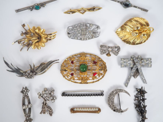 Vente aux enchères Ensemble de 16 bijoux fantaisie en métal argenté ou doré.