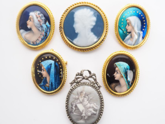 Vente aux enchères 6 pendentifs en émaux polychromes de Limoges. H. 3,5 x 4 cm.