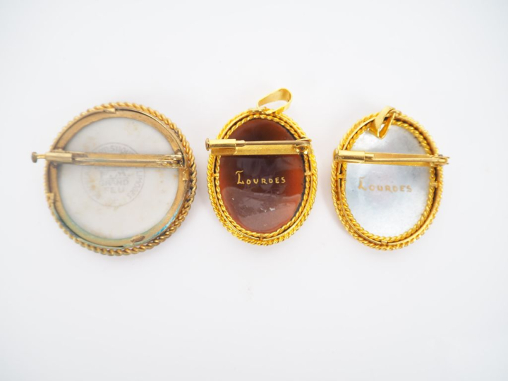6 pendentifs en émaux polychromes de Limoges. H. 3,5 x 4 cm.