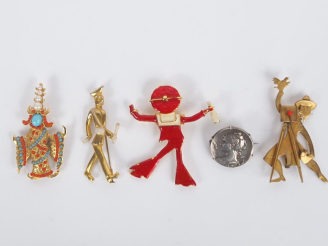Vente aux enchères 5 différentes broches anthropomorphes. H. 2,5 à 6 cm.