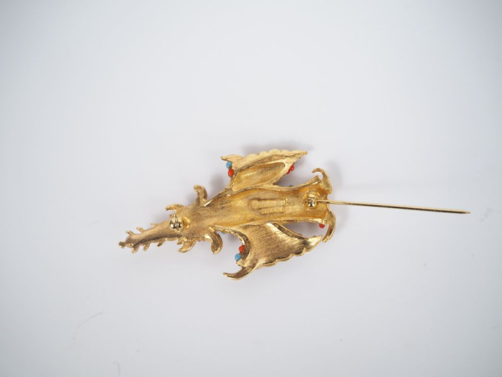 5 différentes broches anthropomorphes. H. 2,5 à 6 cm.