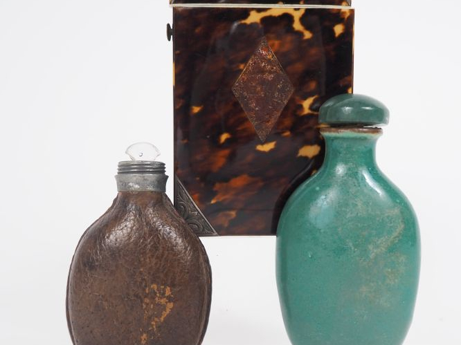 2 différents flacons à sels en porcelaine et verre gainé de cuir. H. 7
