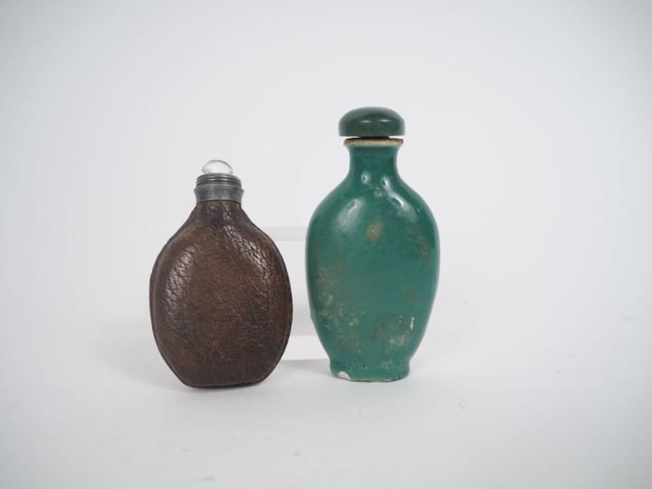 2 différents flacons à sels en porcelaine et verre gainé de cuir. H. 7