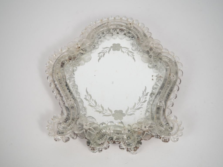 Miroir de toilette en verre de Venise à décor de fleurettes et de perl