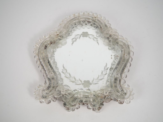 Vente aux enchères Miroir de toilette en verre de Venise à décor de fleurettes et de perl
