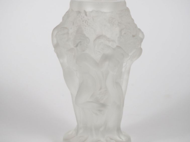 Vase en verre sablé à décor de nymphes et de pampres. H. 13 cm.