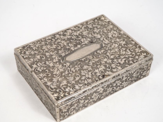Vente aux enchères Boîte en métal argenté à décor de rinceaux feuillagés et orné d'un car