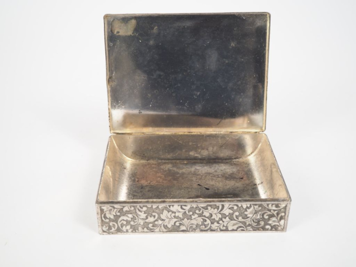 Boîte en métal argenté à décor de rinceaux feuillagés et orné d'un car