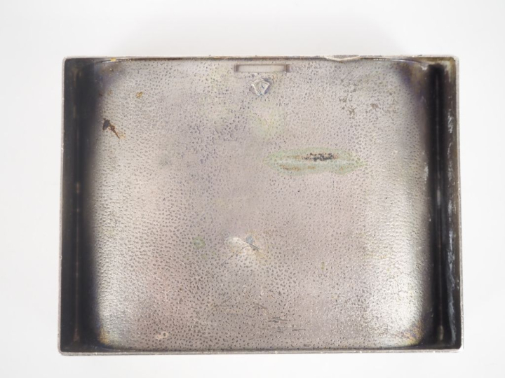 Boîte en métal argenté à décor de rinceaux feuillagés et orné d'un car