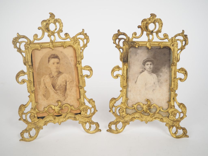 Paire de cadres porte photos de style Louis XV en métal doré à décor R