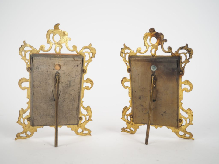 Paire de cadres porte photos de style Louis XV en métal doré à décor R