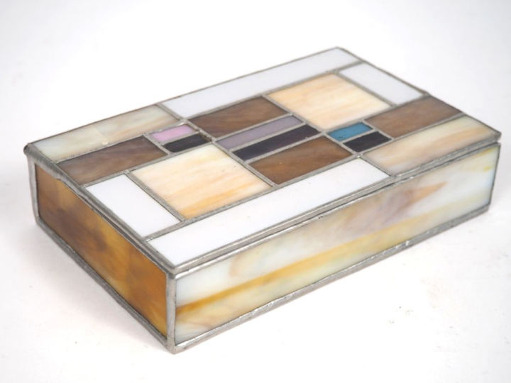 Boîte à bijoux en verre polychrome à décor géométrique. Dim. 4 x 16 x 