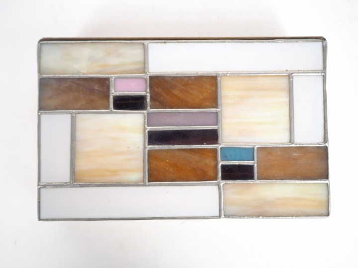 Boîte à bijoux en verre polychrome à décor géométrique. Dim. 4 x 16 x 