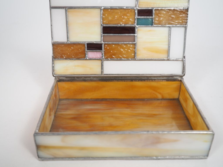 Boîte à bijoux en verre polychrome à décor géométrique. Dim. 4 x 16 x 