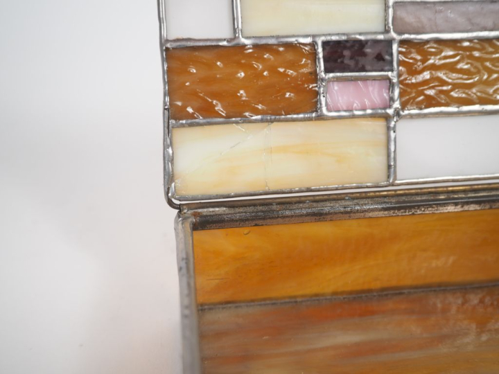 Boîte à bijoux en verre polychrome à décor géométrique. Dim. 4 x 16 x 