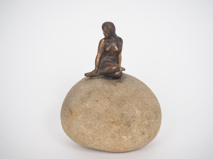 Sujet en métal à patine médaille, "jeune fille sur un rocher". H. 14 c