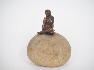 Vente aux enchères Sujet en métal à patine médaille, "jeune fille sur un rocher". H. 14 c