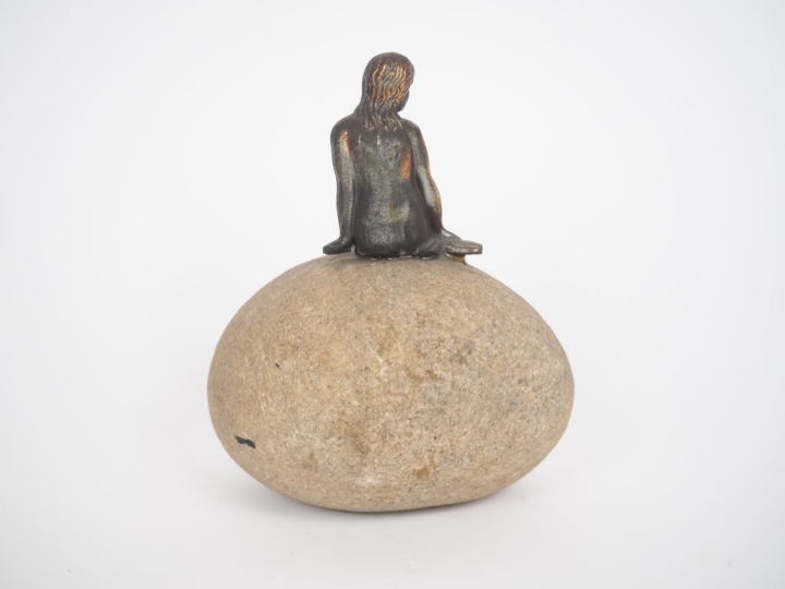 Sujet en métal à patine médaille, "jeune fille sur un rocher". H. 14 c