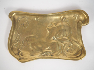 Vente aux enchères Cendrier de style Art Nouveau en bronze doré à décor d'un buste de jeu