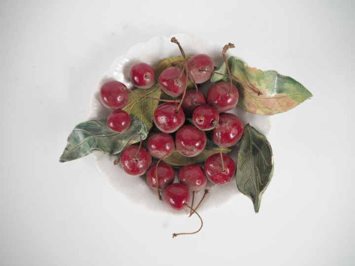 Trompe l'œil en porcelaine polychrome, "assiette de cerises". Dim. 4 x